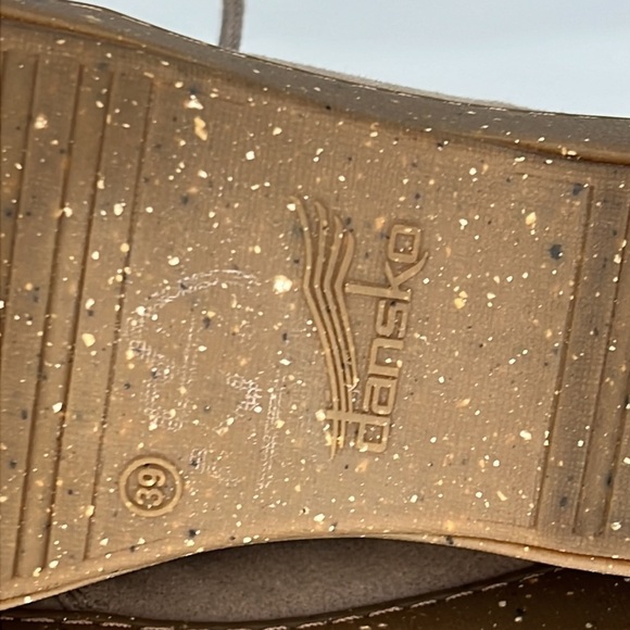 Dansko Ellen bootie size 39 relaxed suede upper in taupe color - Picture 10 of 17